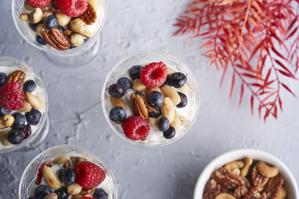 Yoghurttrifle met vers fruit en gekaramelliseerde noten