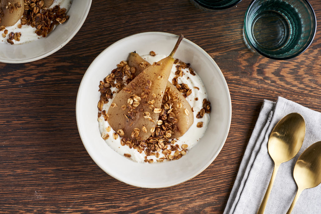 Granola met gepocheerde peer 