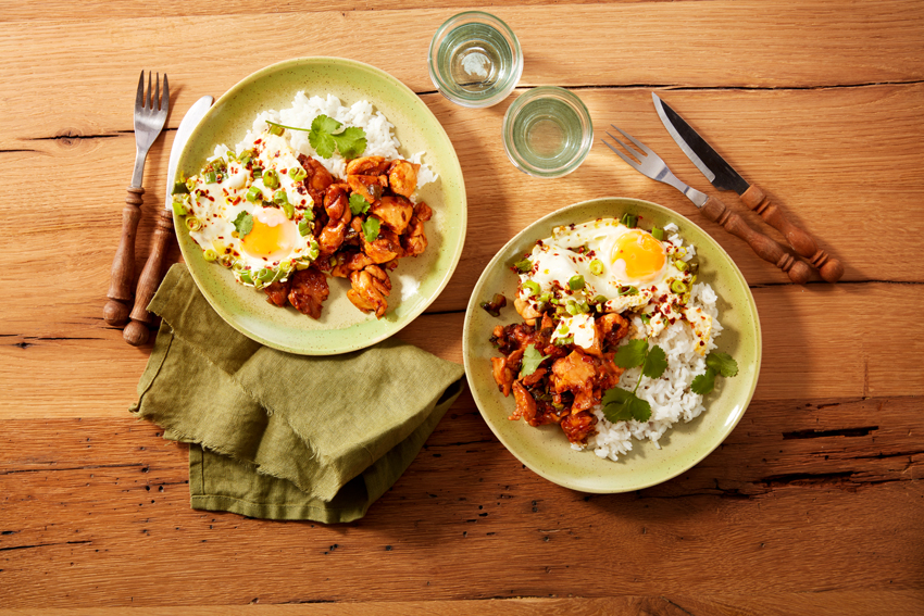 Kip ketjap met pandanrijst en gebakken ei in chiliolie