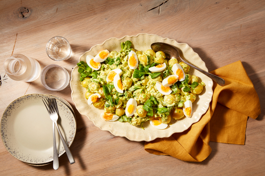 Aardappelsalade met zachtgekookte eieren en veldsla 