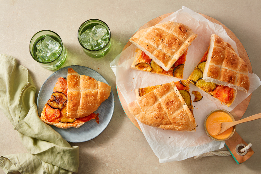 Turks brood met gegrilde groenten en pittige fetaspread 