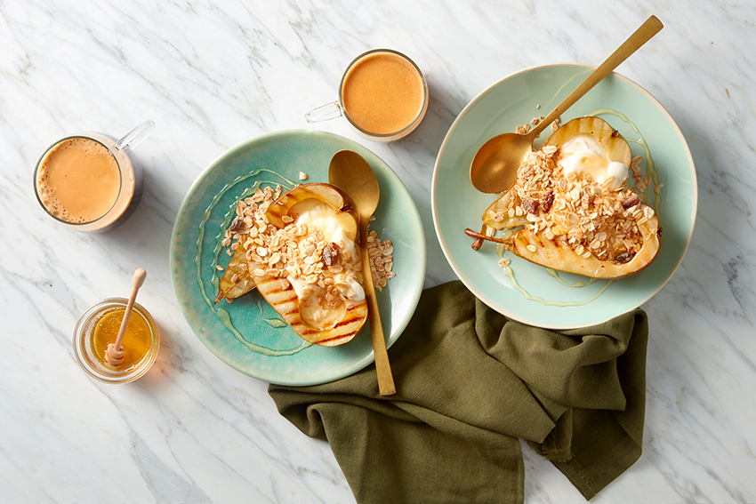 Geroosterde peer met Griekse yoghurt en muesli