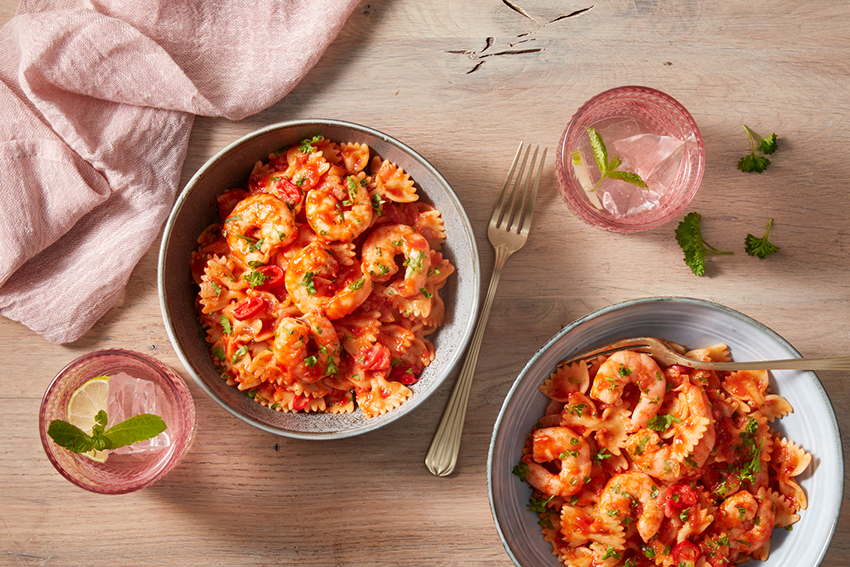 Farfalle in een pittige tomatensaus met garnalen