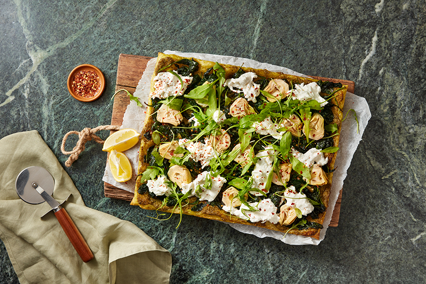 Plaattaart met artisjok, spinazie en burrata