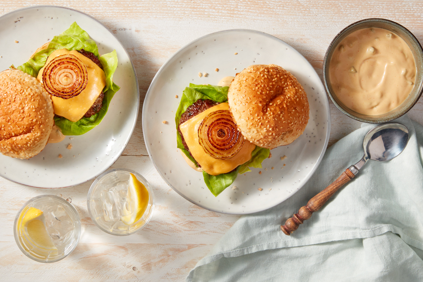 Cheeseburgers met gebakken uienringen
