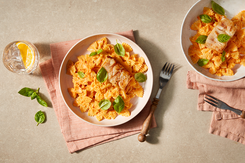 Farfalle met koolvisfilet in een paprikasaus