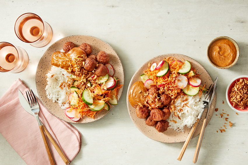 Vegan gehaktballen in pindasaus met rijst
