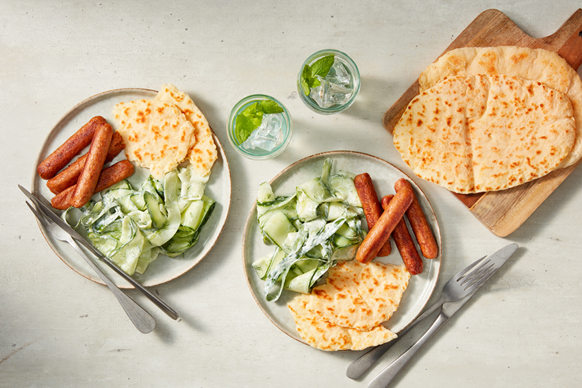 Vega worstjes op flatbread met komkommersalade