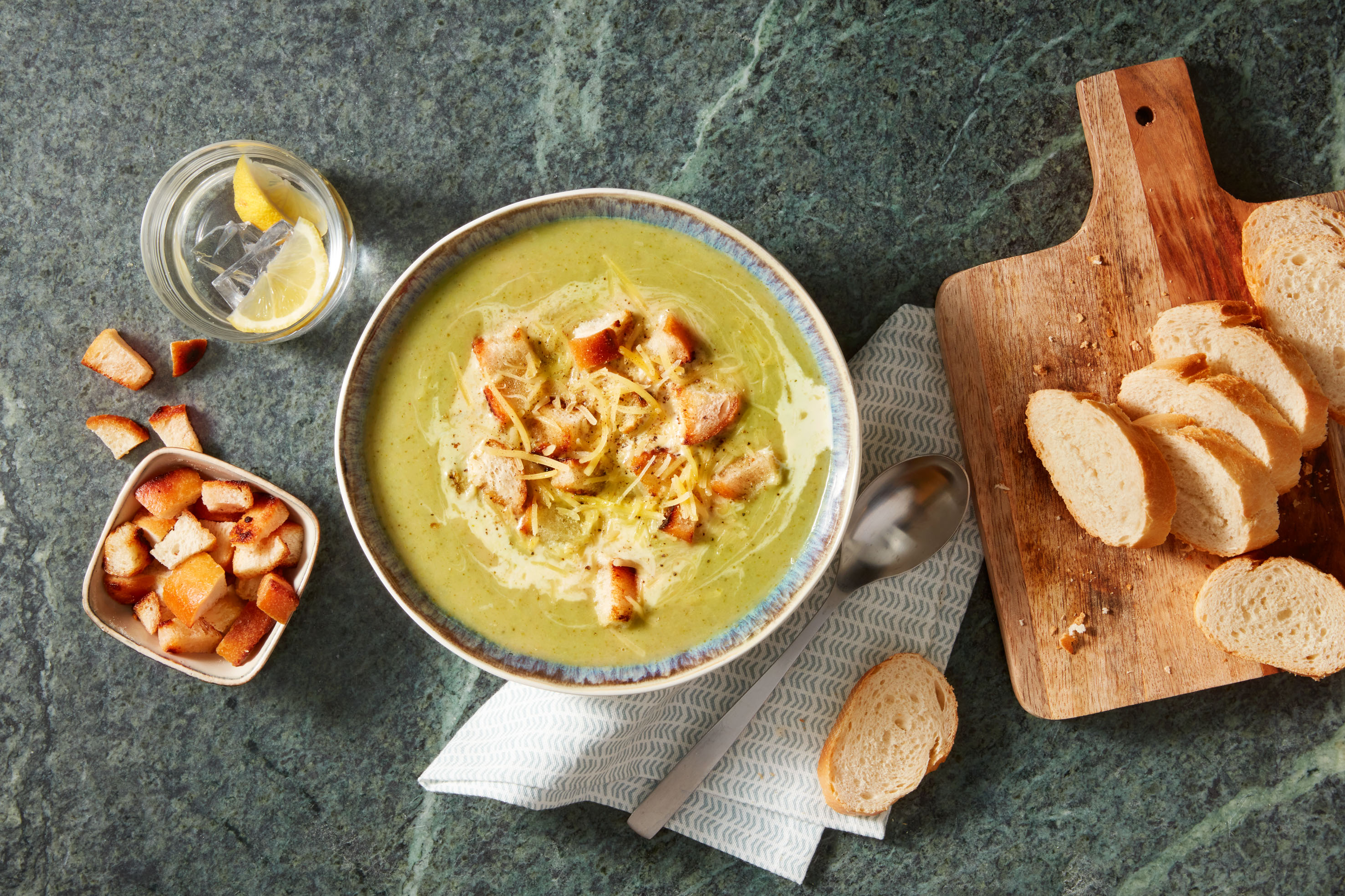 Broccolisoep met kaas en croutons