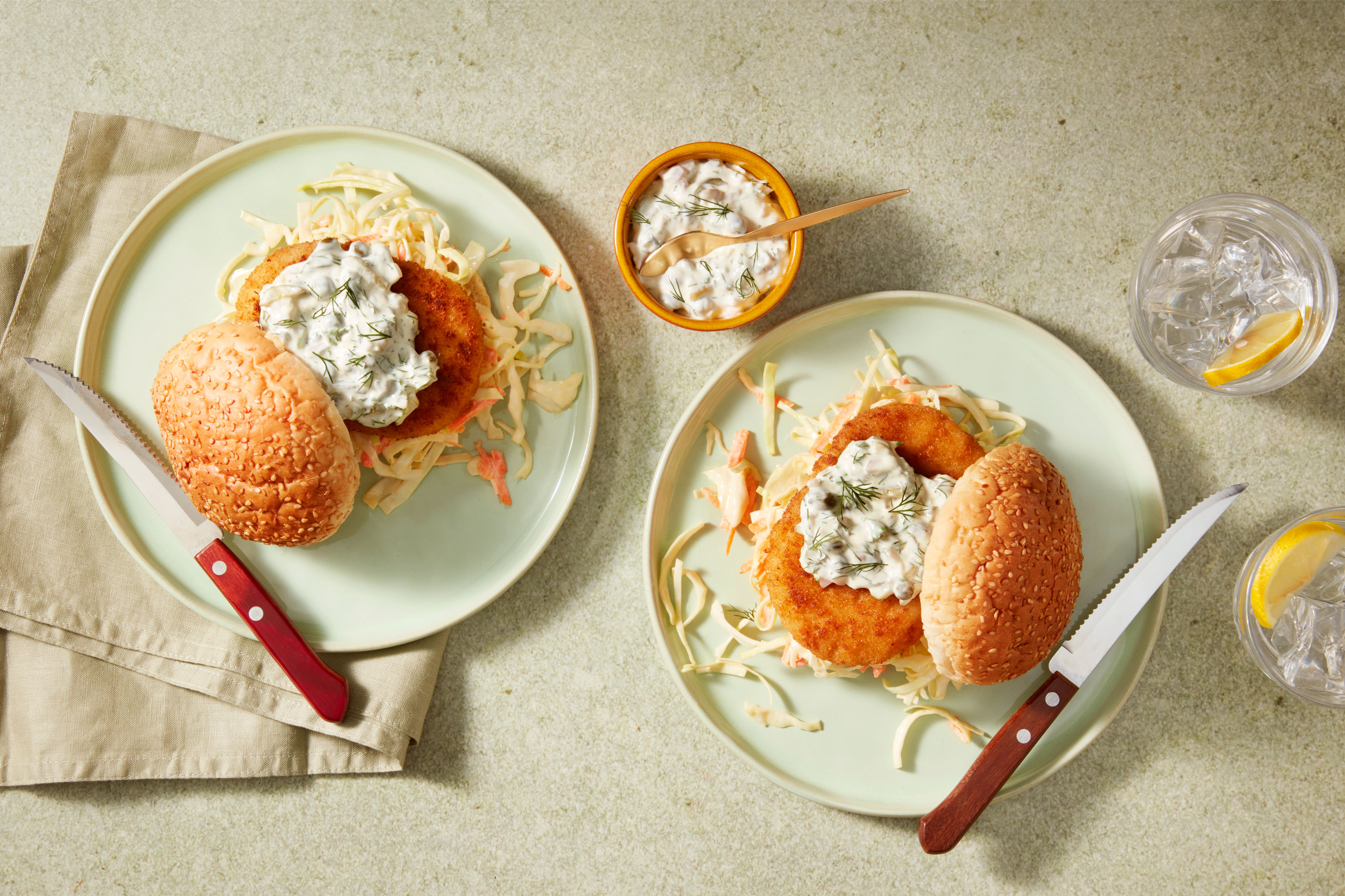 Krokante kabeljauwburger met coleslaw en ravigottesaus