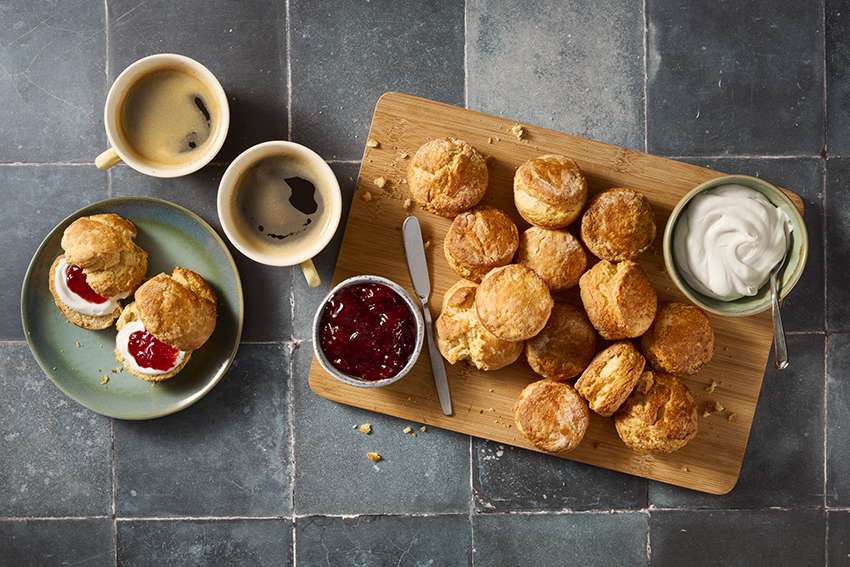 Lactosevrije scones met kokosroom en jam