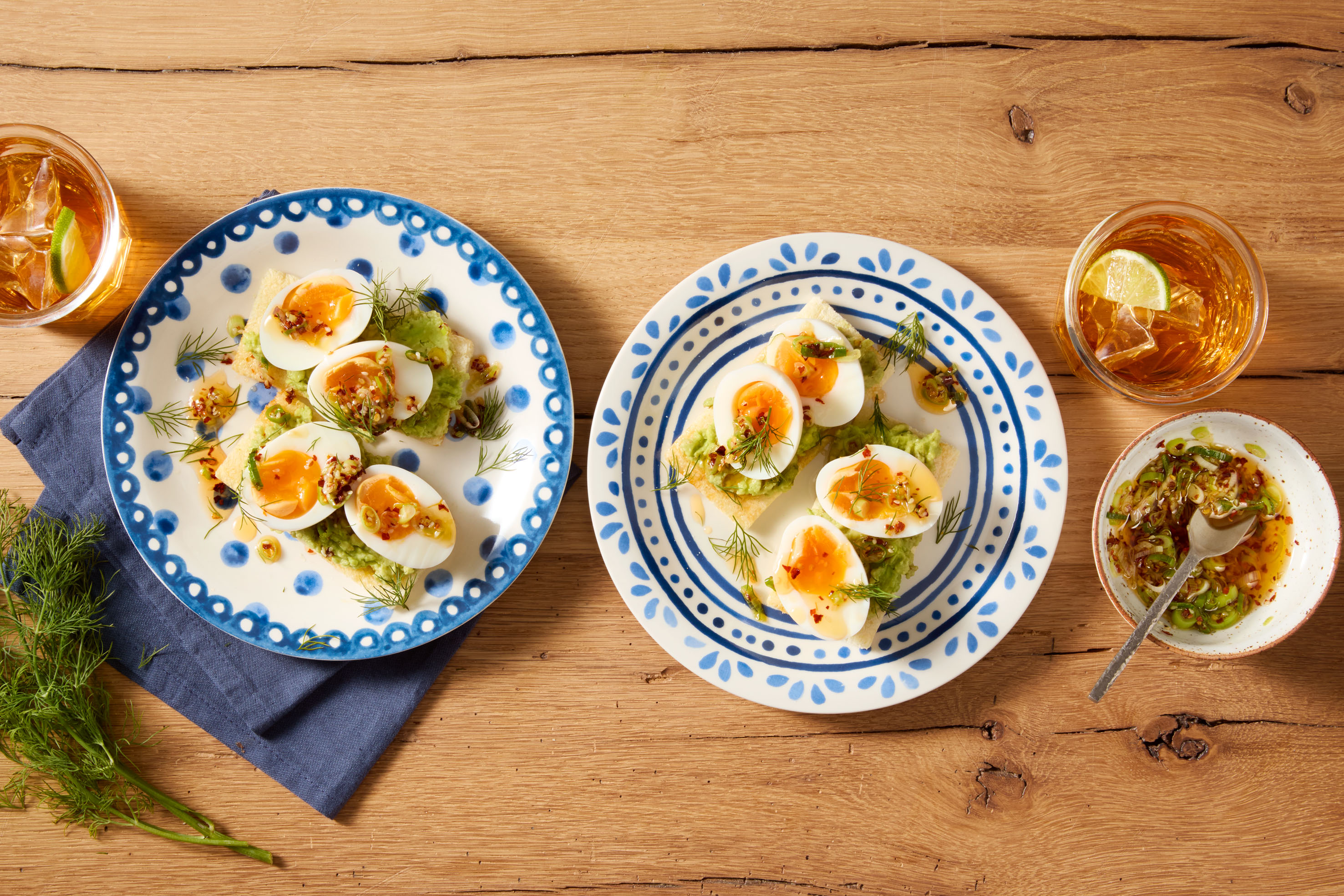 Glutenvrije crackers met avocado, ei en crispy chili olie