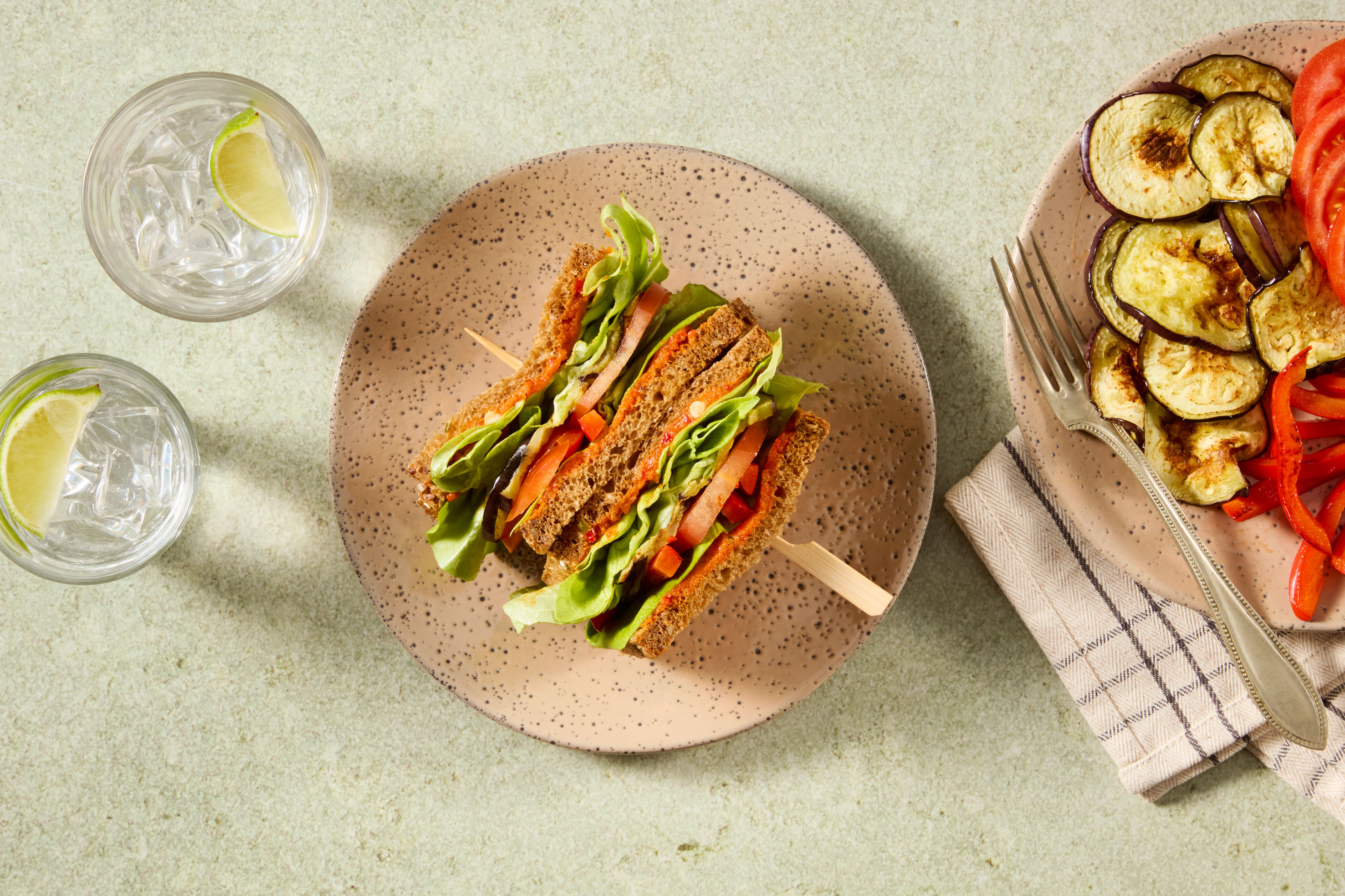 Sandwich gegrilde groenten met paprikaspread