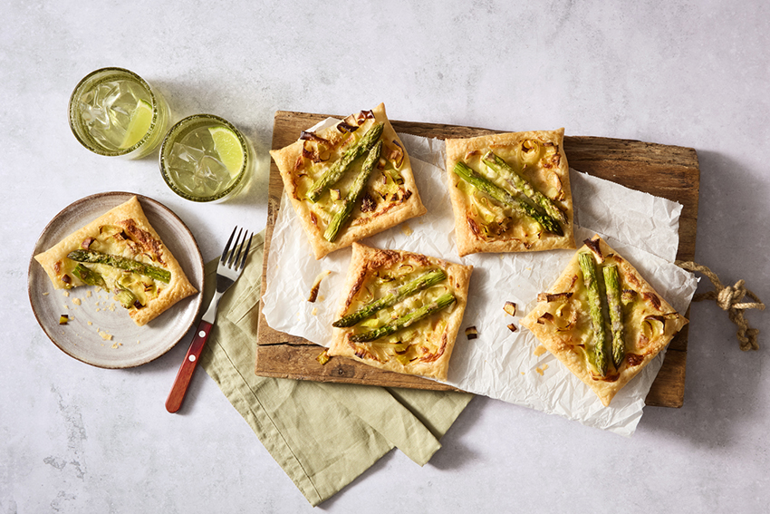 Mini plaattaart met asperge en smeerkaas
