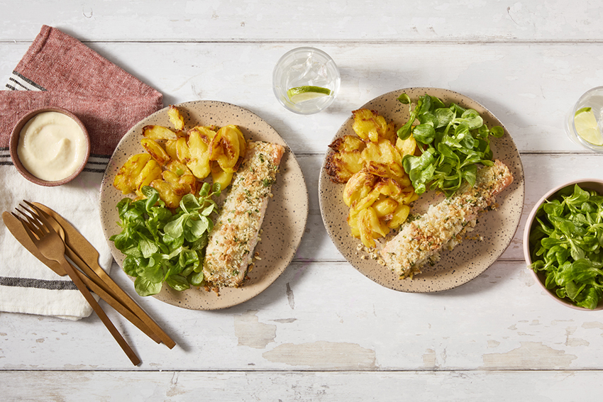 Krokante zalm uit de oven met geroosterde aardappels