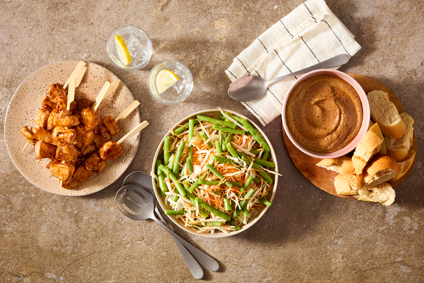 Kipspiezen uit de airfryer met een pinda currysaus