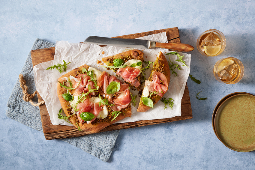 Pinsa met parmaham, mozzarella en pistache pesto