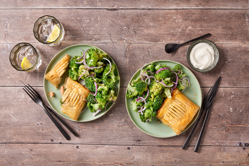 Zalm in bladerdeeg met een broccoli salade