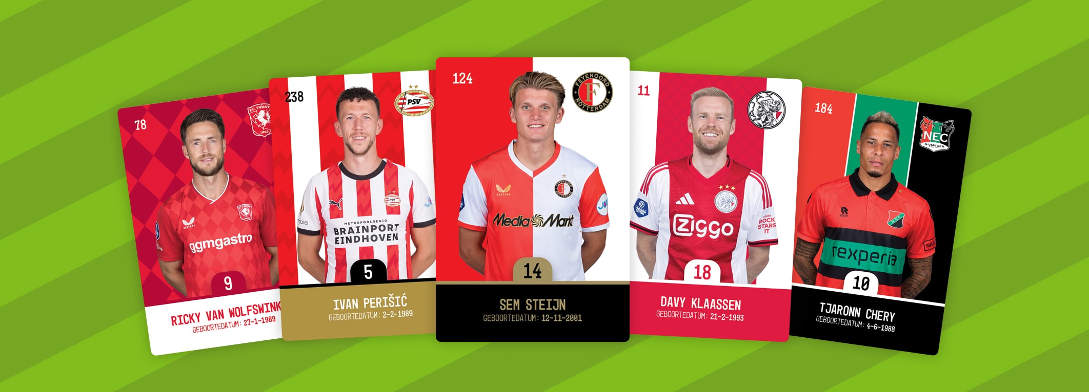 Hand met stickerpacks van Voetbalplaatjes campagne.
