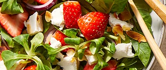 Zomerse salade met paksoi, radijsjes, aardbeien en mozzarella 