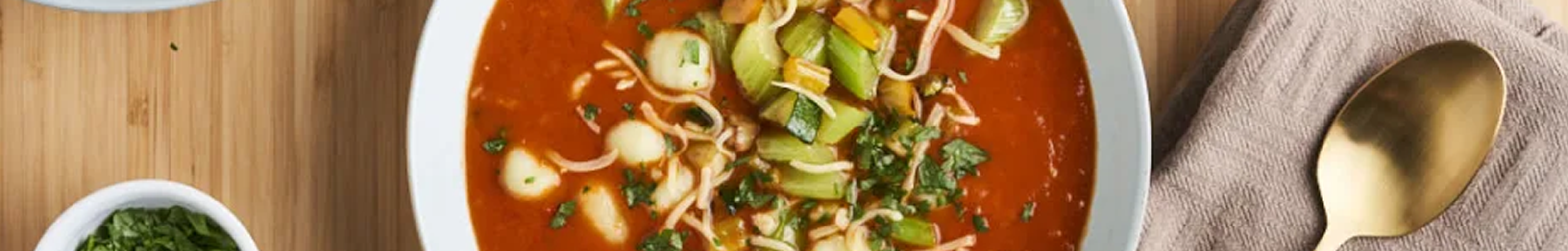 Tomaten recept van goed gevulde tomatensoep met mini gnocchi.