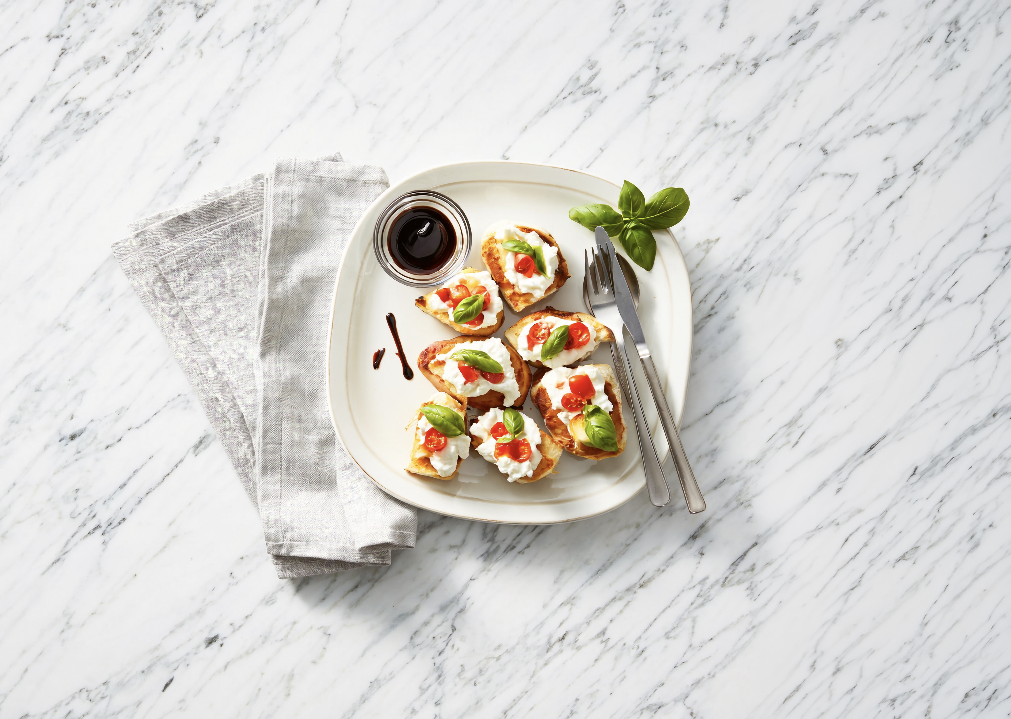 Korenlanders vloerbrood met hüttenkäse, tomaat en basilicum