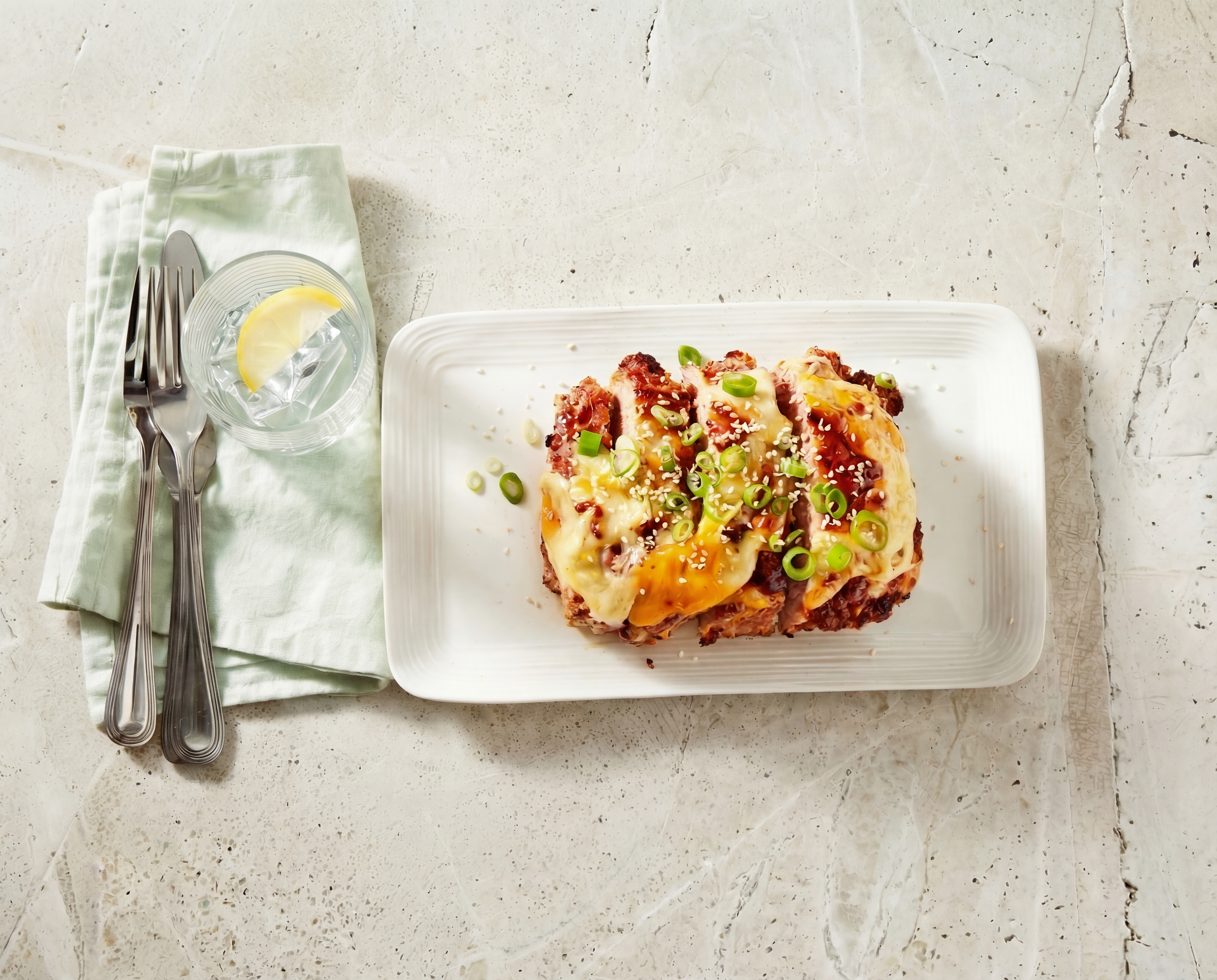 Sticky hoisin-gehaktbrood met gesmolten kaas