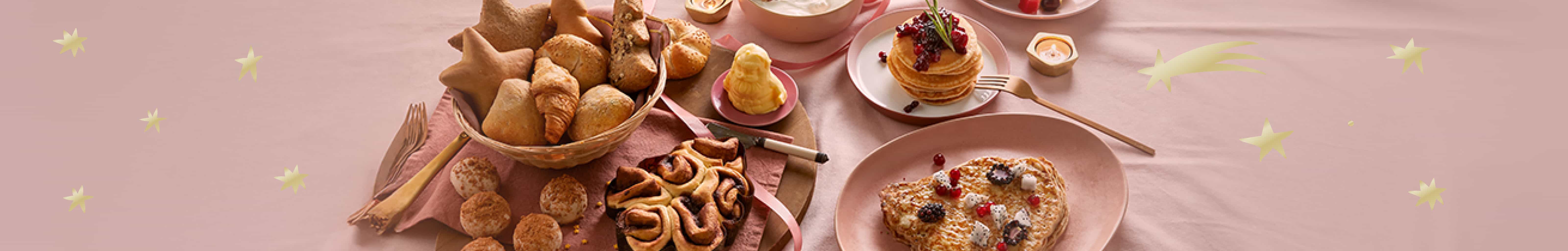 Kerstontbijt recepten op een gedekte tafel.