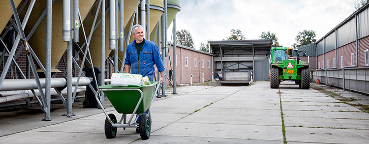 Varkensboer Tom Derikx op zijn boerderij in Venray.