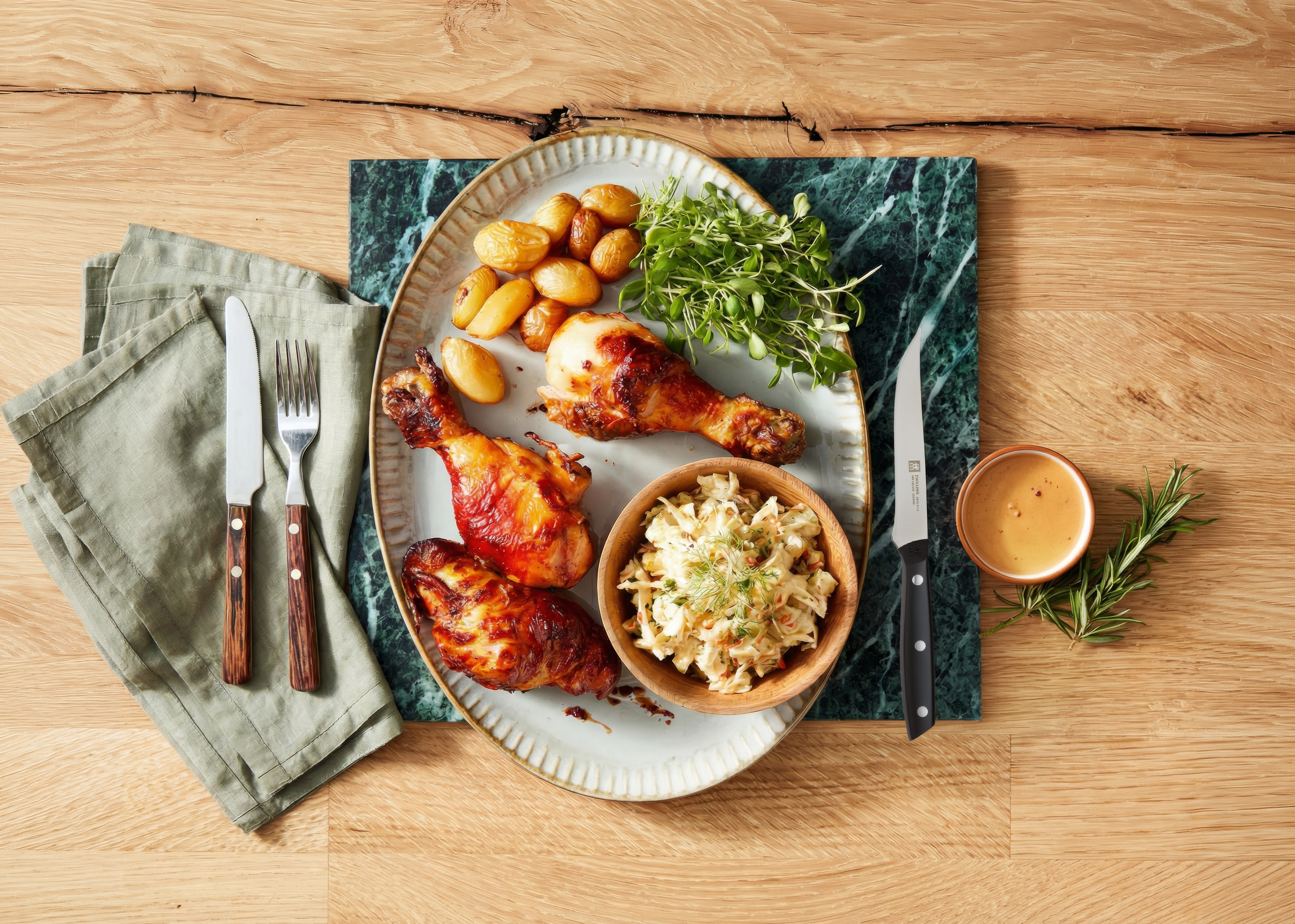 BBQ-kippendijen met frisse coleslaw