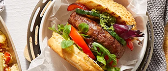 Angusburger met gegrilde groenten en pesto