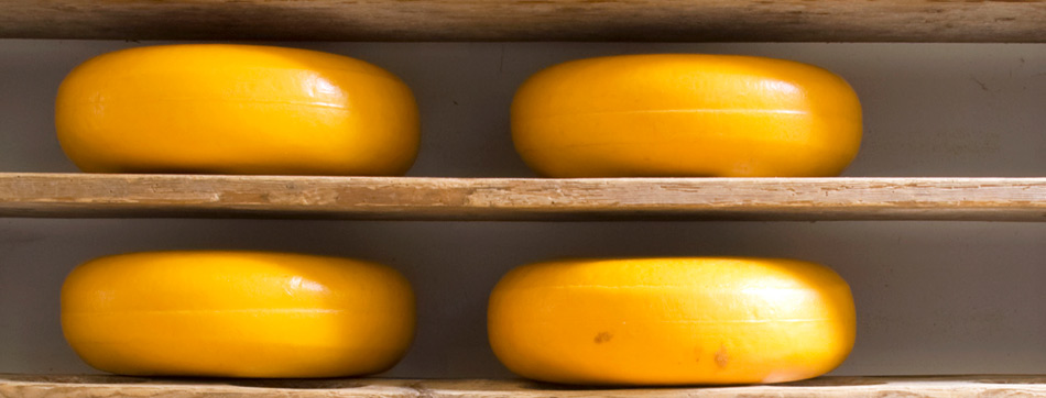 Vier ronde graskazen op een houten plank.