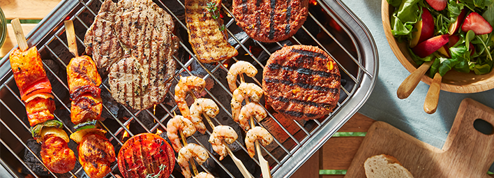 Spiesjes, burgers en groenten voor op de BBQ.