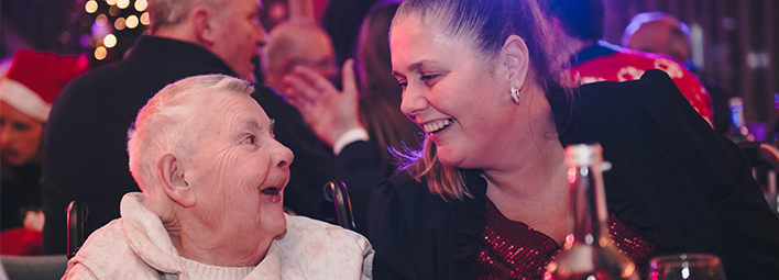 Twee mensen tijdens het PLUS Kerstdiner Thuisgekookt