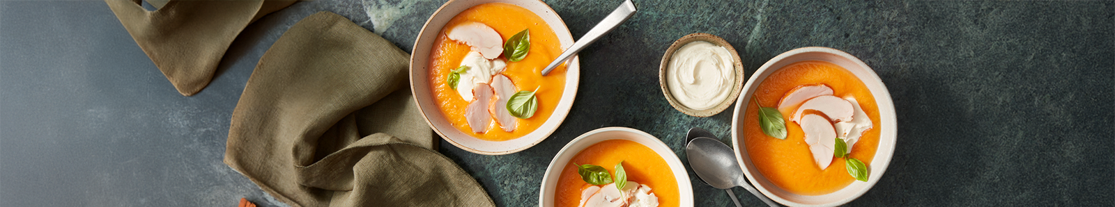 Herfstsoep van pompoensoep met spinazie en knoflookyoghurt.