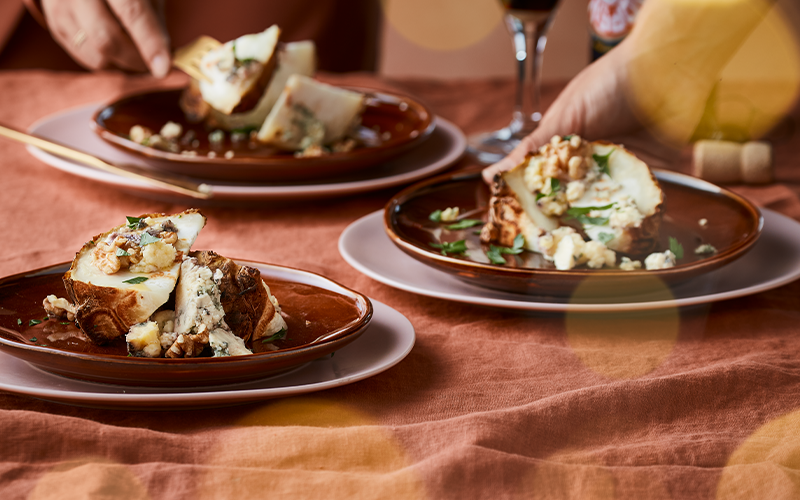 Geroosterde knolselderij met blauwaderkaas en walnoten.