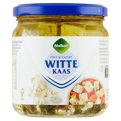 Witte kaasblokjes in olie met kruiden