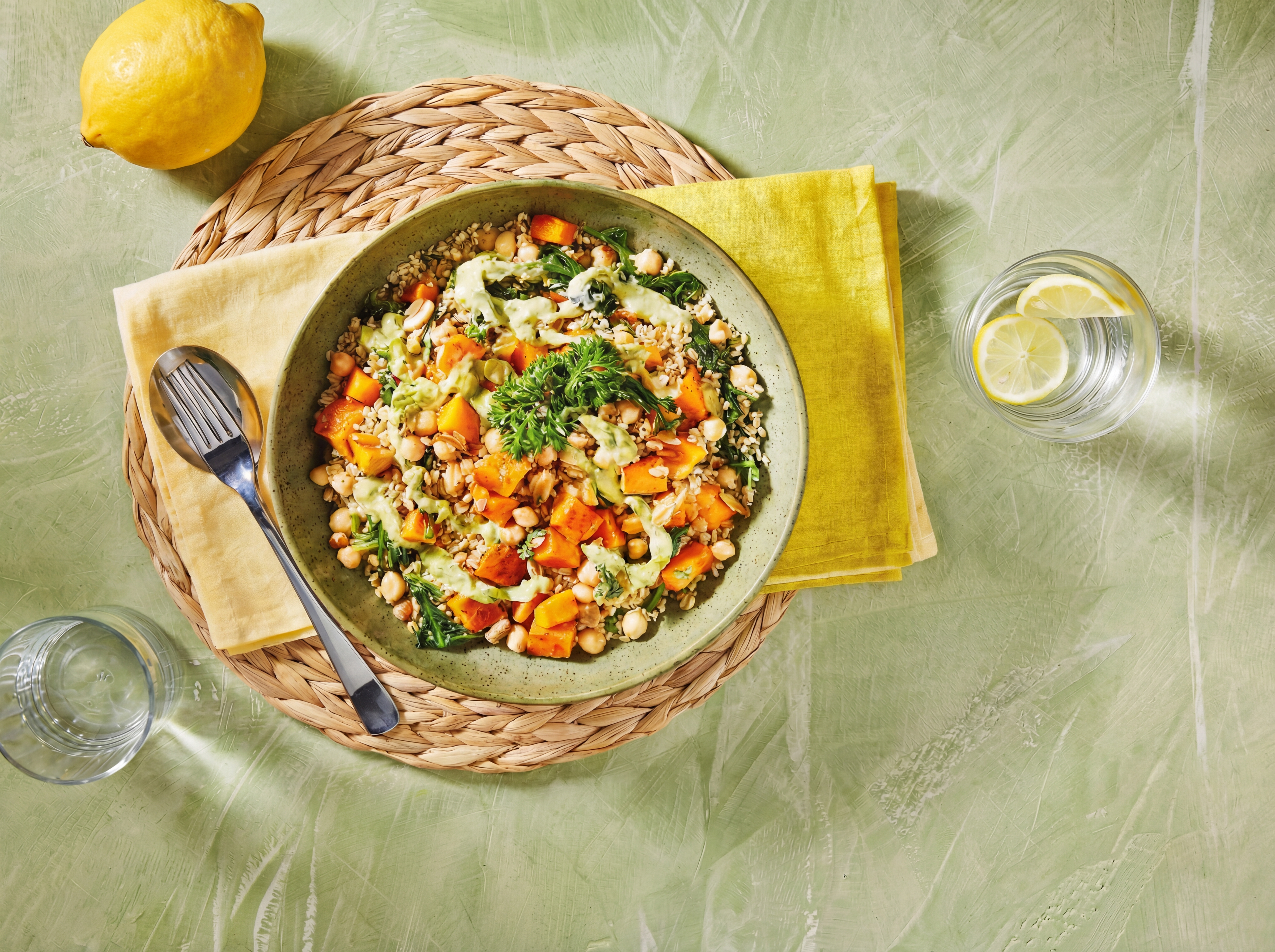 Warme couscoussalade met geroosterde pompoen en limoen-tahin dressing