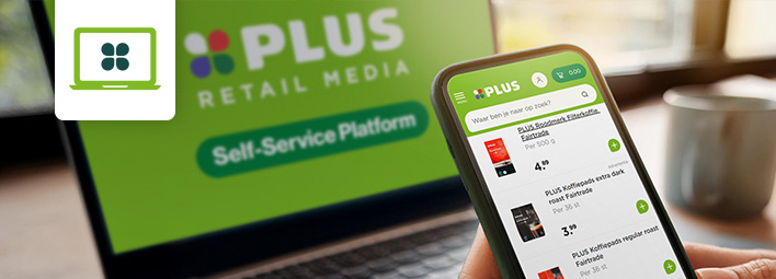 Smartphone toont PLUS-app met aanbiedingen; op laptop erachter staat het PLUS Retail Media Self-Service Platform.
