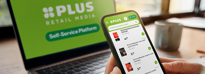 Smartphone toont PLUS-app met aanbiedingen; op laptop erachter staat het PLUS Retail Media Self-Service Platform.