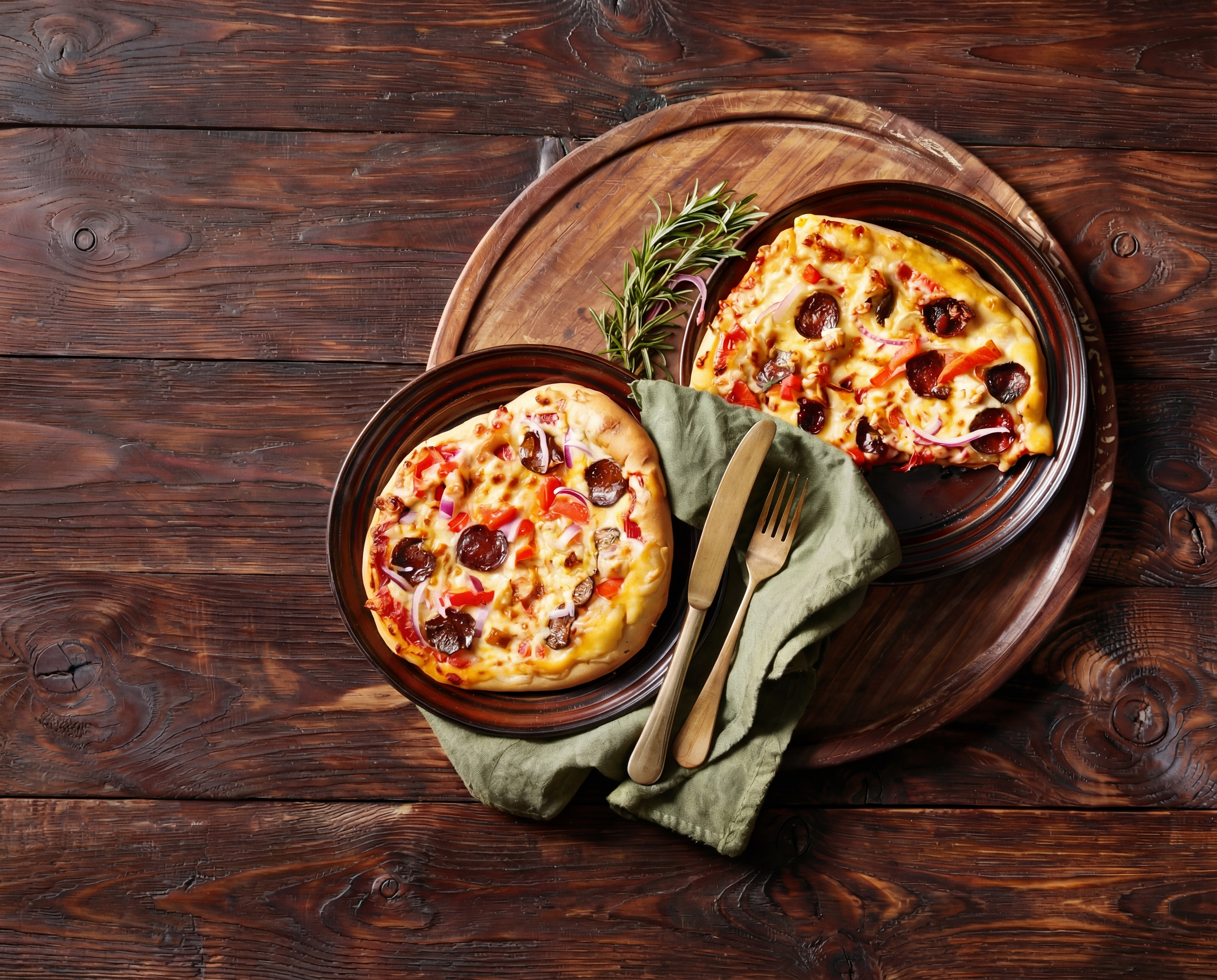 Snelle portobello-pizza's met salami