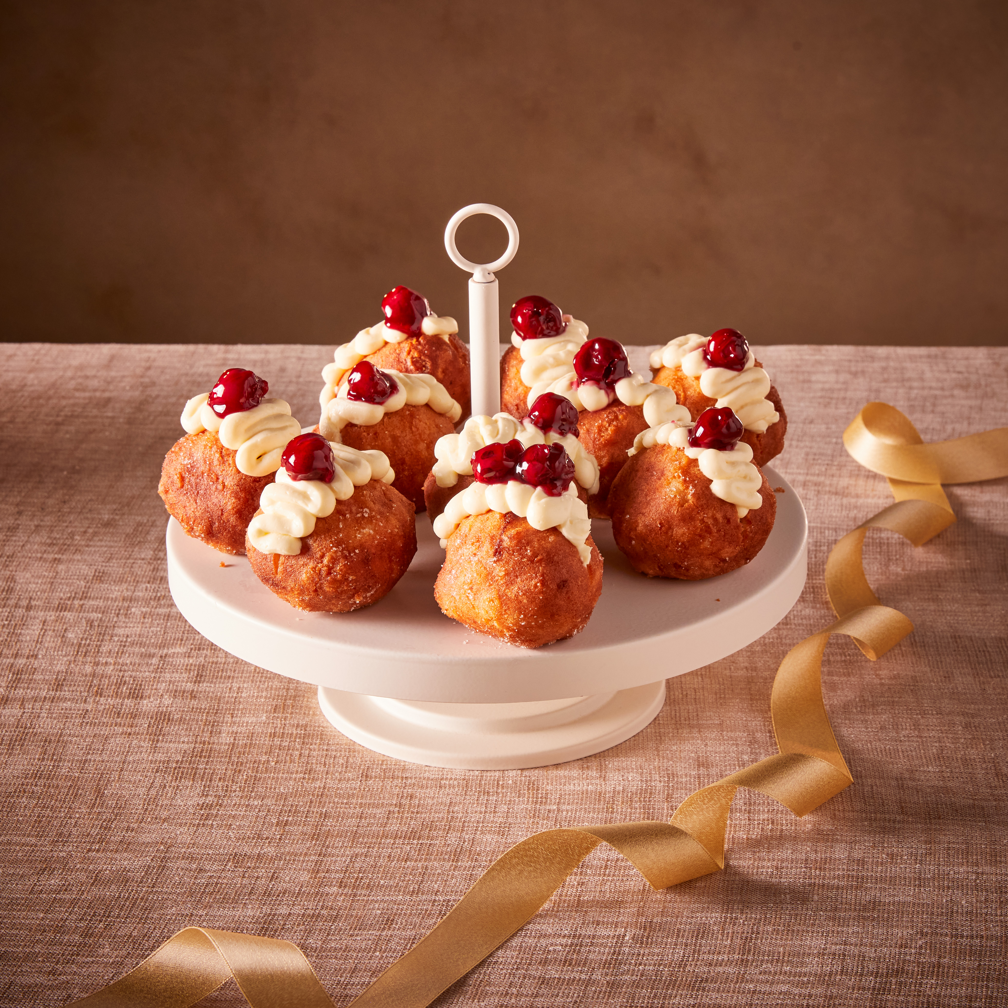 Gevulde oliebol met roomkaas en kersen