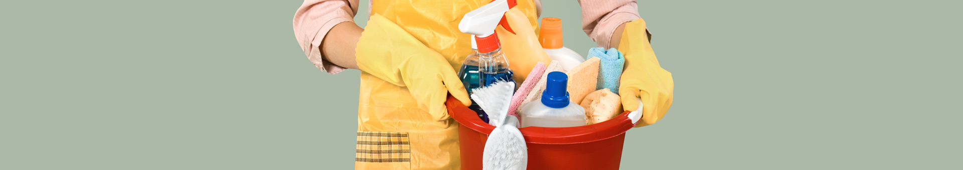 Emmer met schoonmaakspullen.