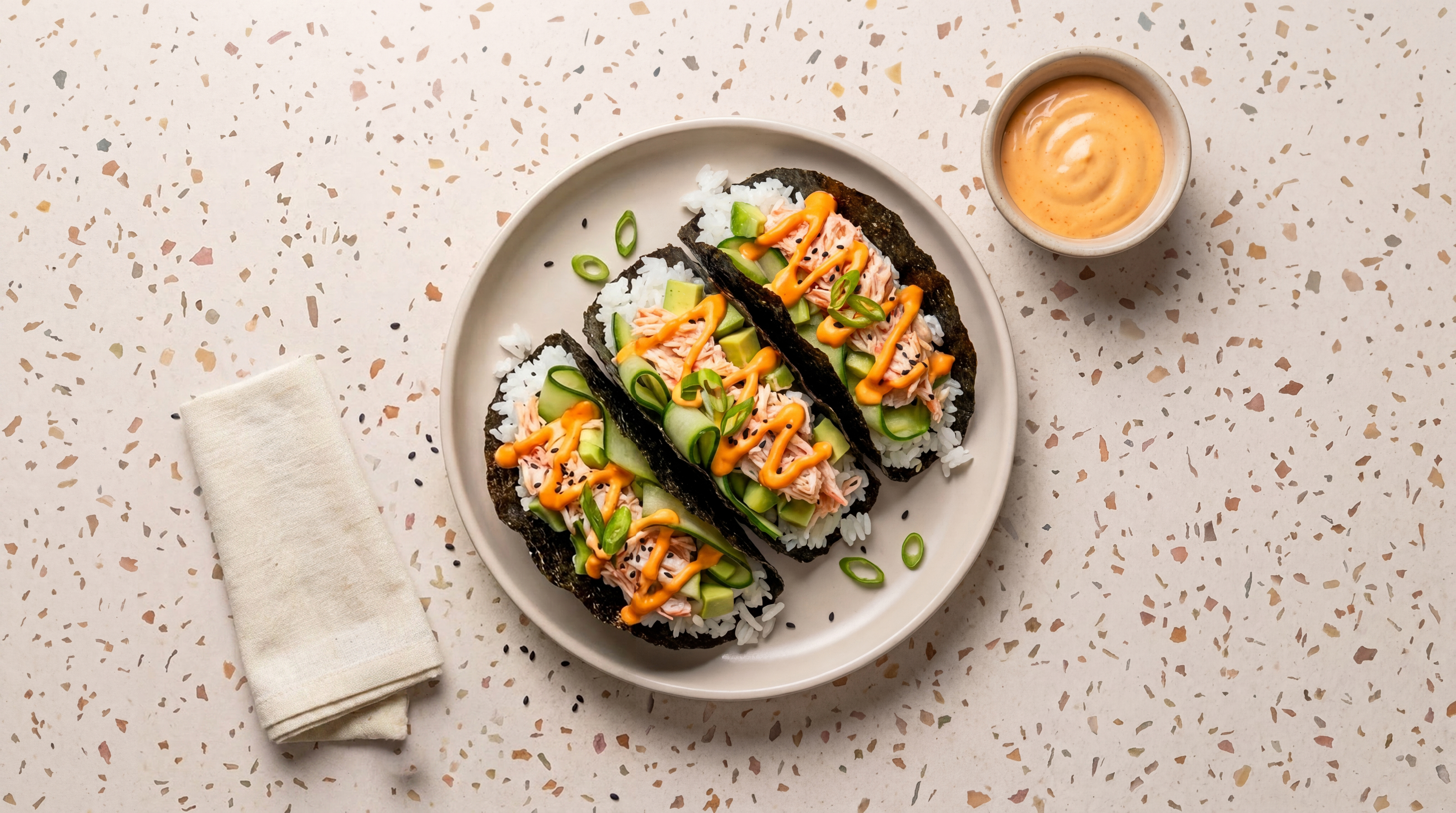 Sushi taco’s met romige surimi en chili-mayo