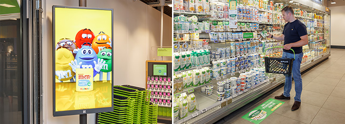 Digitale advertentie voor M&M's in een PLUS supermarkt, naast een klant die zuivelproducten bekijkt.