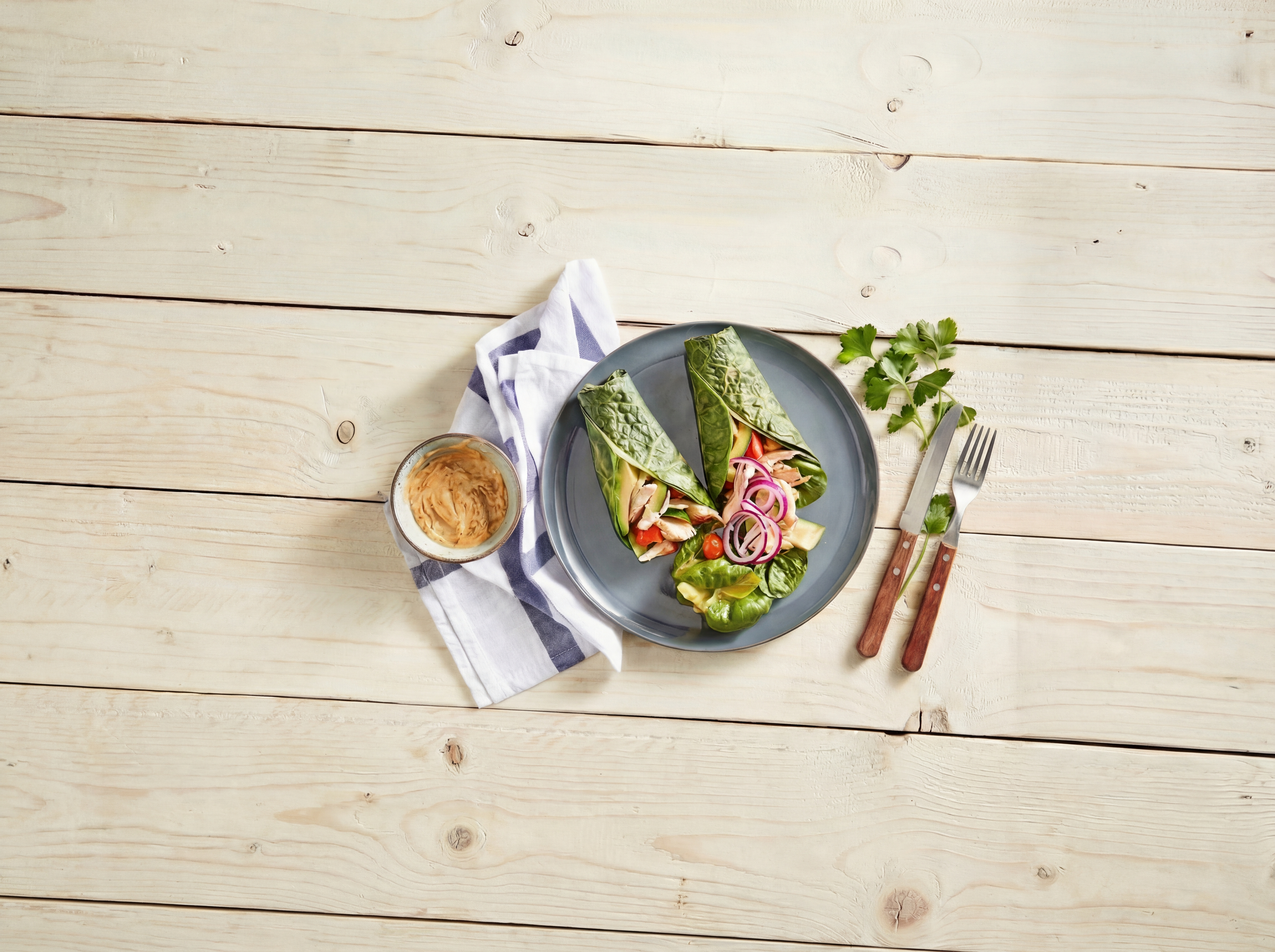 Wraps met spinazie, kip en srirachamayo