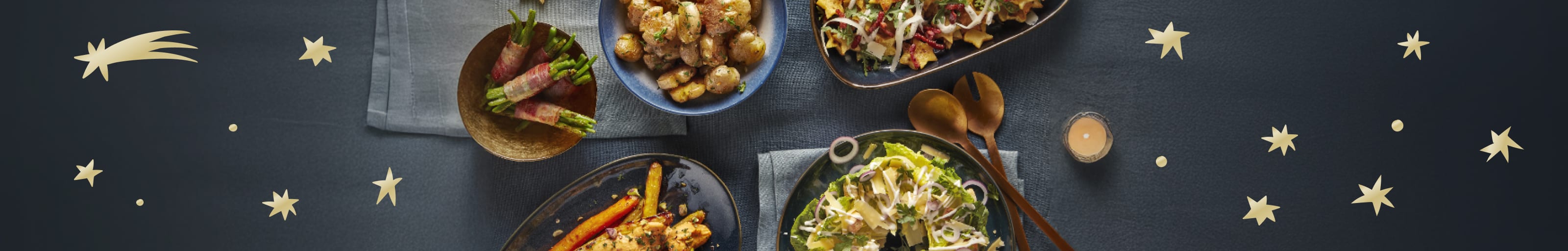 Kerst bijgerechten op een gedekte tafel.