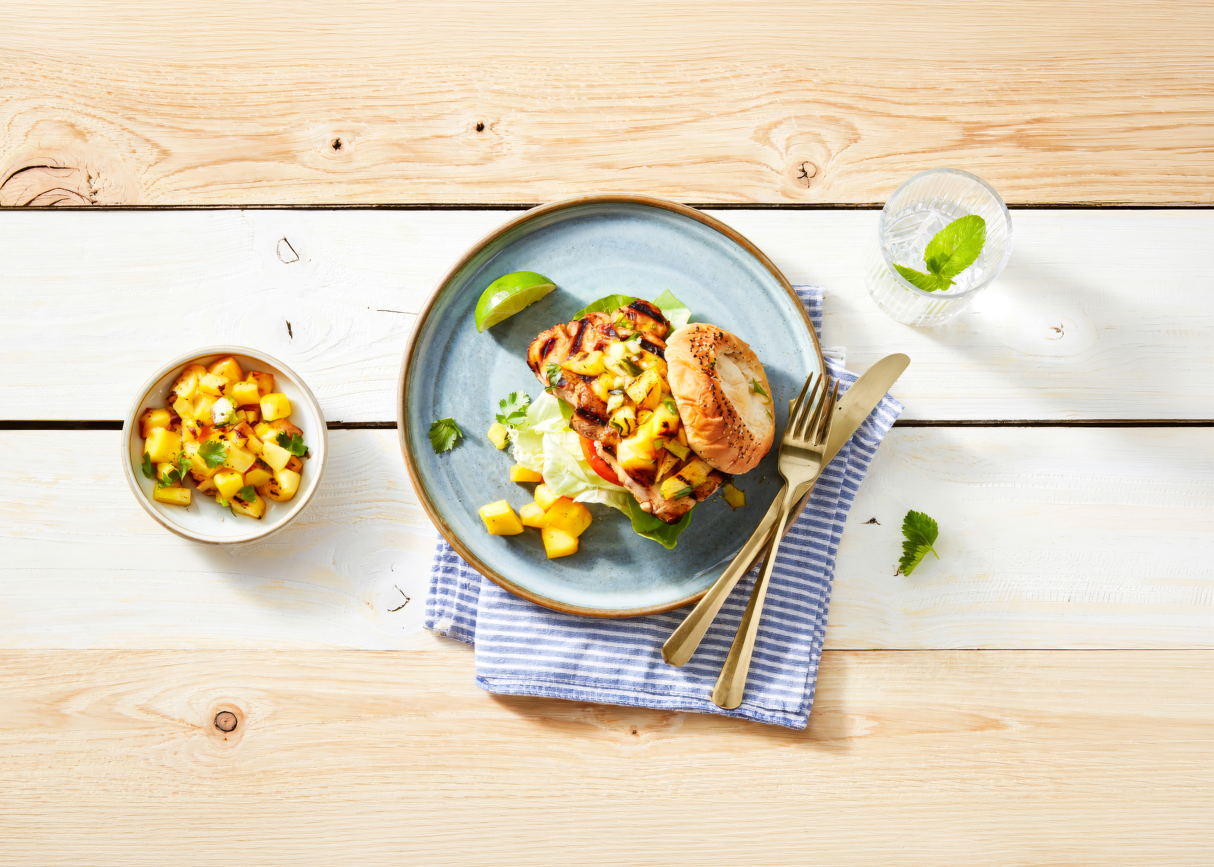 Pulled chicken burger met gegrilde ananas en mangosalsa