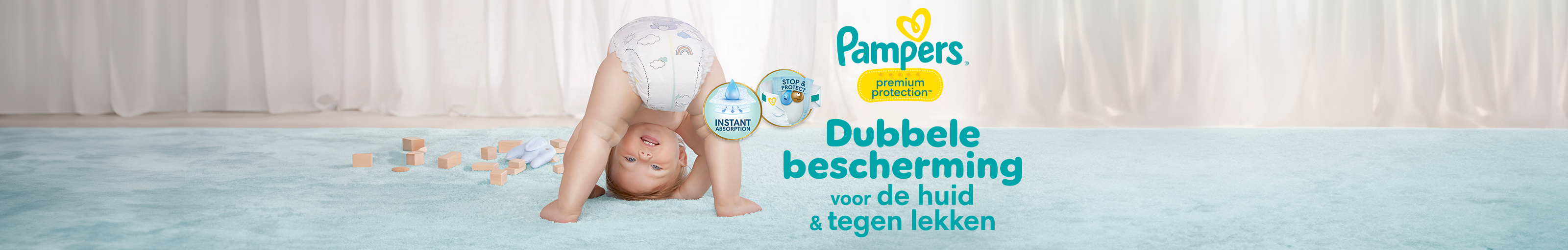 Baby met luier kijkt tussen de benen door, met houten blokken op een lichtblauw tapijt. Tekst: 'Pampers premium protection – Dubbele bescherming voor de huid & tegen lekken.