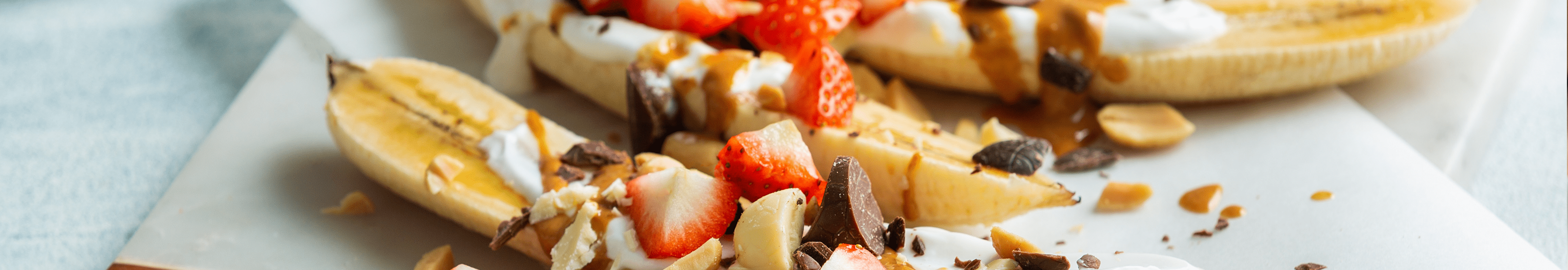 Bananen bootjes met pindakaas en aardbei